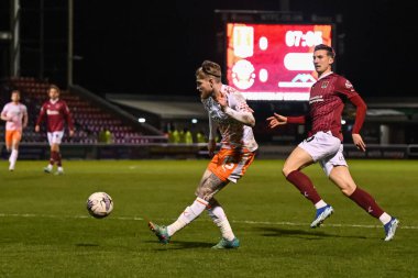 Blackpool takımından Hayden Coulson, 12 Mart 202 'de İngiltere' nin Sixfields Stadyumu 'nda oynanan Northampton Town-Blackpool maçında topu geçiyor.