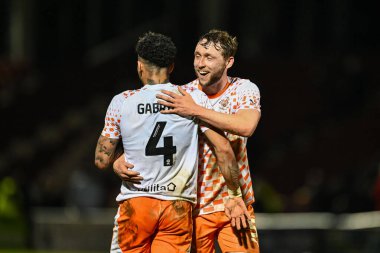 Blackpool 'dan Matthew Pennington ve Blackpool' dan Jordan Lawrence-Gabriel, 12 Mart 202 'de Northampton Town - Blackpool maçının bitişini kutluyorlar.