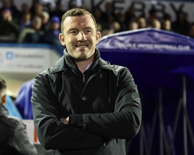 Neill Collins Barnsley 'in baş antrenörü, 12 Mart 202' de İngiltere 'nin Brunton Park kentinde oynanan Sky Bet 1 karşılaşmasında Carlisle United ve Barnsley' e karşı oynuyor.