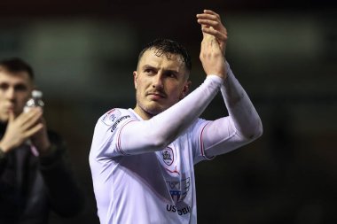 Barnsley 'li Josh Earl, İngiltere' nin Carlisle kentinde 12 Mart 202 'de oynanan Sky Bet 1 karşılaşmasında Carlisle United ile Barnsley' i alkışlıyor.