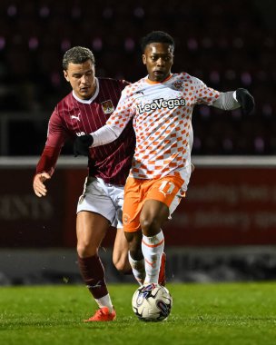 Blackpool 'dan Karamoko Dembele Northampton Town' dan Shaun McWilliams, Northampton 1 maçı Northampton Town 'a karşı Blackpool, Northampton Stadyumu, İngiltere, 12 Mart 202