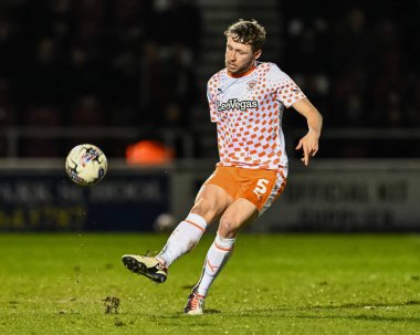 Blackpool 'dan Matthew Pennington, 12 Mart 202' de İngiltere, Northampton 'daki Sixfields Stadyumu' nda oynanan Northampton Town-Blackpool maçında pas attı.