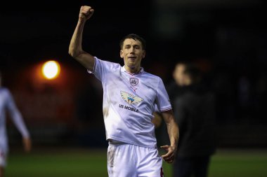 Barnsley 'li Mal de Gevigney, 12 Mart 2024' te İngiltere 'nin Carlisle Park kentinde oynanan Sky Bet 1 karşılaşmasında seyircilerle birlikte zaferi kutluyor.