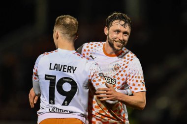 Blackpool 'dan Matthew Pennington ve Blackpool' dan Shayne Lavery, 12 Mart 202 'de İngiltere' nin Northampton Stadyumu 'ndaki Northampton Town-Blackpool maçının bitişini kutluyorlar.