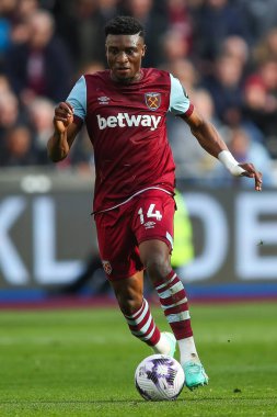 West Ham United takımından Muhammed Kudus, Premier League maçında, 17 Mart 2024 'te Londra Stadyumu' nda West Ham United 'a karşı Aston Villa maçında topa vuruyor.