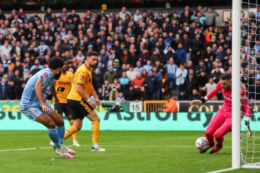 Wolverhampton Wanderers 'dan Jos S, Coventry City' den Ellis Simms 'in, 16 Mart 2024 tarihinde Molineux, Wolverhampton, Wolverhampton, Birleşik Krallık' ta oynanan FA Cup Quarter- Final maçı maçında attığı şutu kurtardı.