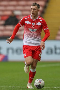 Barnsley 'li Josh Earl, 16 Mart 202' de Oakwell, Barnsley, Barnsley Town 'da oynanan Sky Bet 1 karşılaşmasında topu aldı.