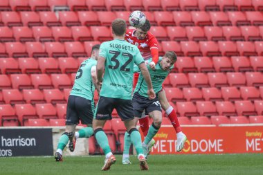 Barnsley 'den Corey O' Keeffe, 16 Mart 202 'de Oakwell, Barnsley, Birleşik Krallık' ta oynanan Sky Bet Lig 1 karşılaşmasında Cheltenham Town 'dan George Lloyd' dan yüksek topu aldı.
