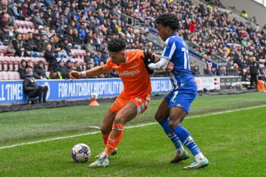 Blackpool 'dan Jordan Lawrence-Gabriel, Wigan Athleticli Martial Godo' yu Wigan Atletizm Ligi 1 maçı sırasında DW Stadyumu, Wigan, Birleşik Krallık 'ta Blackpool' a karşı durdurdu.