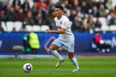 Aston Villa 'dan Ollie Watkins, Premier Lig maçında topu Londra Stadyumu' nda West Ham United ve Aston Villa 'ya karşı 17 Mart 202' de atıyor.