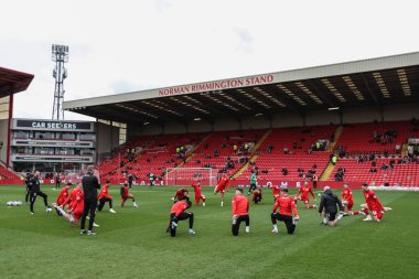 Barnsley oyuncuları 16 Mart 202 'de Oakwell, Barnsley, Barnsley Town' da oynanan Sky Bet 1 karşılaşmasında ısınmaya başladılar.