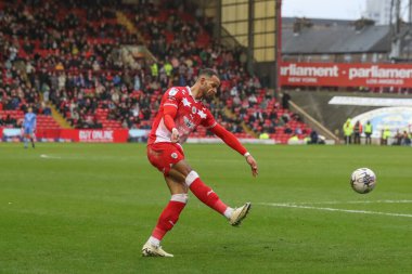 Barnsley 'den Barry Cotter, 16 Mart 202' de Oakwell, Barnsley 'de oynanan Sky Bet 1 karşılaşmasında topu geçti.