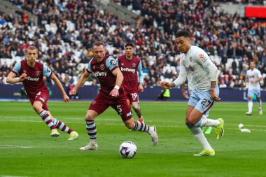 Aston Villa 'dan Morgan Rogers, 17 Mart 202' de Londra 'daki Londra Stadyumu' nda oynanan Premier League maçında West Ham United, Aston Villa 'ya karşı oynuyor.
