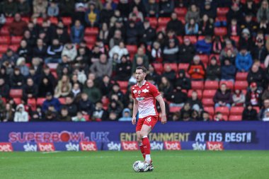 Barnsley 'den Jamie McCart, 16 Mart 202' de Oakwell, Barnsley 'de oynanan 1. Gökyüzü İddia Ligi maçı Barnsley ve Cheltenham Town maçında topa vuruyor.