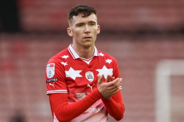 Barnsley 'li Conor Grant, 16 Mart 202' de İngiltere 'nin Oakwell kentinde oynanan Sky Bet 1 karşılaşmasında taraftarları alkışlıyor.