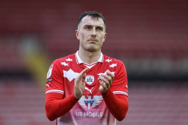 Barnsley 'li Josh Earl, 16 Mart 202' de Oakwell, Barnsley 'de oynanan Sky Bet 1 karşılaşmasında ev sahibi taraftarları alkışlıyor.
