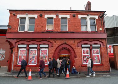 Liverpool taraftarlarından oluşan bir general UEFA Avrupa Ligi maçı öncesinde Anfield, Liverpool, Liverpool, Birleşik Krallık 'ta Liverpool' a karşı 14 Mart 202 'de oynanan karşılaşmada Albert Pub Anfield' a girip çıktı.