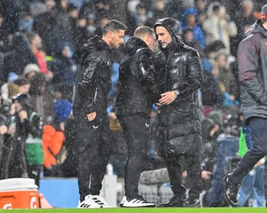 Newcastle United 'ın Eddie Howe teknik direktörü ve Manchester City' nin Pep Guardiola teknik direktörü, Birleşik Krallık Etihad Stadyumu 'nda oynanan ve Manchester FA Cup çeyrek final maçında tam zamanlı olarak el sıkışıyor.