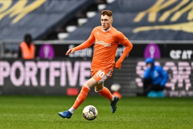 Blackpool 'dan Sonny Carey, İngiltere' nin Wigan şehrinde 16 Mart 202 'de oynanan Wigan Atletizm ve Blackpool maçında topa vuruyor.