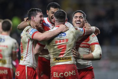 St. Helens 'ten Sione Matautia, St. Helens' ten Lewis Dodd, St. Helens 'ten Matt Whitley ve St. Helens' ten Moses Mbye, 5. Betfred Süper Lig karşılaşması Leeds Rhinos - St Helens maçında kutluyorlar.