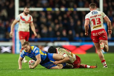 Leeds Rhinos takımından Lachlan Miller, 15 Mart 202 'de Leeds Stadyumu' nda oynanan Betfred Süper Lig 5. Round karşılaşmasında St. Helens 'e karşı Jonny Lomax' a karşı mücadele ediyor.