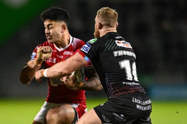 Salford Red Devils 'den Tim Lafai, Wigan Warriors' tan Luke Thompson tarafından Salford Red Devils - Wigan Warriors maçında, Salford Community Stadyumu, Eccles, Birleşik Krallık, 14 Mart 202