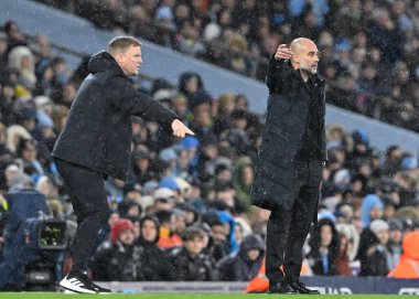 Newcastle United 'ın Eddie Howe teknik direktörü ve Manchester City' nin Pep Guardiola teknik direktörü, 16 Mart 202 tarihinde Etihad Stadyumu 'nda Manchester City ile Newcastle United maçının finali sırasında