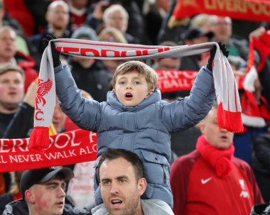 UEFA Avrupa Ligi maçında Liverpool, Anfield, Liverpool 'da Sparta Prag' a karşı 14 Mart 202 'de oynanan maçta genç taraftar tam ses önde.