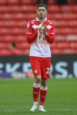 Barnsley 'den Corey O' Keeffe, 16 Mart 202 'de Oakwell, Barnsley, Birleşik Krallık' ta oynanan Sky Bet 1 maçında ev sahibi taraftarları alkışlıyor.
