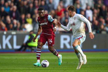 Mohammed Kudus of West Ham United makes a break with the ball during the Premier League match West Ham United vs Aston Villa at London Stadium, London, United Kingdom, 17th March 202