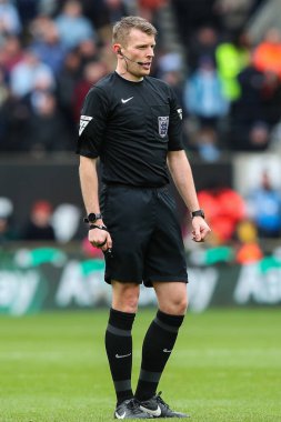 Hakem Samuel Barrott, Birleşik Krallık, Wolineux, Wolverhampton 'da Wolverhampton Wanderers-Coventry City maçında 16 Mart 202
