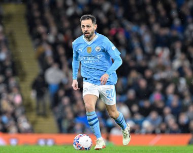 Manchester City 'den Bernardo Silva, 16 Mart 202 tarihinde Etihad Stadyumu' nda oynanan ve Manchester City 'nin Newcastle United' a karşı oynadığı final karşılaşmasında topla ileri doğru ilerliyor.