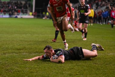 Wigan Warriors 'dan Jake Wardle, Salford Community Stadyumu, Eccles, Birleşik Krallık' ta oynanan 5. Salford Red Devils - Wigan Warriors maçında bir deneme için sahaya çıkıyor.