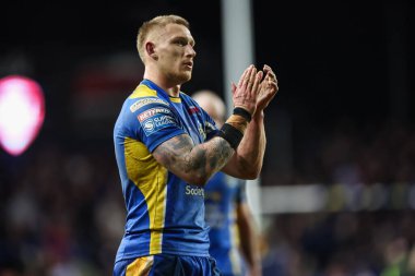 Leeds Rhinos takımından Mikolaj Oledzki, 15 Mart 202 'de Headingley Stadyumu' nda oynanan Betfred Süper Lig 5. Raundunun sonunda taraftarları alkışlıyor.