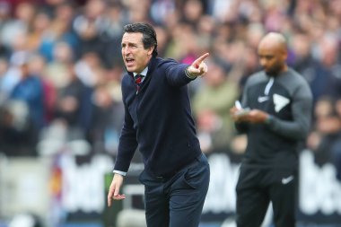 Aston Villa 'nın Unai Emery teknik direktörü 17 Mart 202' de Londra Stadyumu 'nda oynanan Premier League maçında takımına talimat verir.