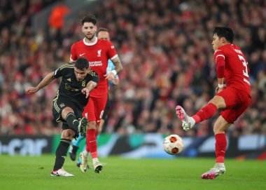 Sparta Praha Atletizm Kulübü 'nden Kazim Lai, Anfield, Liverpool, İngiltere' de oynanan UEFA Avrupa Ligi karşılaşmasında kaleye bakıyor.