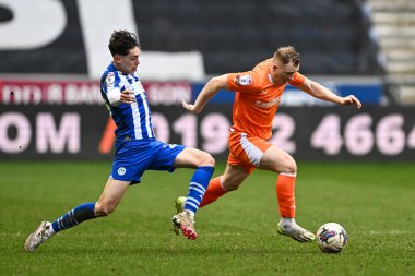 Blackpool 'dan Shayne Lavery, İngiltere' nin Wigan şehrinde 16 Mart 202 'de oynanan Wigan Atletizm ve Blackpool maçında topla bir çıkış yaptı.