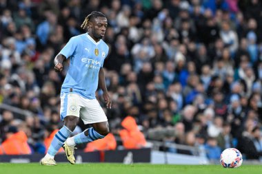 Manchester City 'den Jrmy Doku, 16 Mart 2024 tarihinde Etihad Stadyumu' nda oynanan ve Manchester City ile Newcastle United 'ın oynadığı son karşılaşma sırasında topu izliyor.