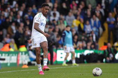 Leeds United takımından Jnior Firpo 17 Mart 2024 'te Leeds Road, Leeds, İngiltere' de oynanan Sky Bet Şampiyonası maçında pas verdi.