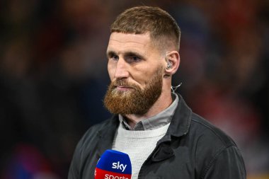 Sam Tomkins eski oyuncusu ve şimdi Sky TV Pundit Betfred Süper Lig 5. raundunun önünde Salford Red Devils Wigan Warriors 'a karşı Salford Community Stadyumu, Eccles, İngiltere, 14 Mart 202