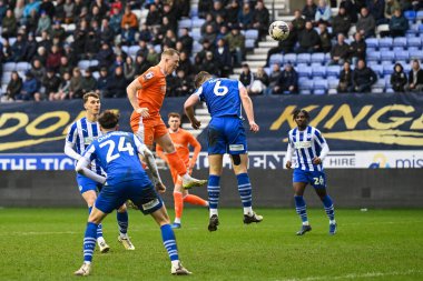 Blackpool 'dan Shayne Lavery, İngiltere' nin Wigan şehrinde 16 Mart 202 'de oynanan Wigan Atletizm ve Blackpool maçında kaleye ilerliyor.