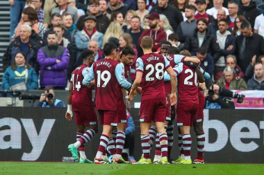 West Ham United takımından Michail Antonio, Premier League maçı West Ham United ile Aston Villa maçında 17 Mart 202 'de Londra' daki Londra Stadyumu 'nda 1-0 kazanma golünü kutluyor.