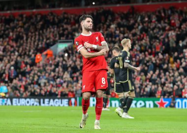 Liverpool 'dan Dominik Szoboszlai, Liverpool' un 14 Mart 202 'de Anfield, Liverpool' da oynanan UEFA Avrupa Ligi karşılaşmasında 5-1 Liverpool 'a katılma hedefini kutluyor.