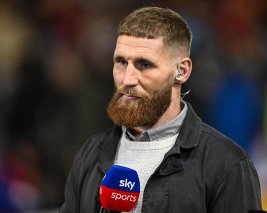 Sam Tomkins eski oyuncusu ve şimdi Sky TV Pundit Betfred Süper Lig 5. raundunun önünde Salford Red Devils Wigan Warriors 'a karşı Salford Community Stadyumu, Eccles, İngiltere, 14 Mart 202