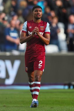 West Ham United takımından Ben Johnson, 17 Mart 202 'de Londra Stadyumu' nda oynanan Premier League maçının sonunda taraftarları alkışlıyor.