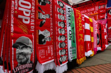 UEFA Avrupa Ligi karşılaşması öncesinde Anfield dışında satılık eşarplar Anfield, Liverpool 'da Liverpool' a karşı Sparta Prag, 14 Mart 202
