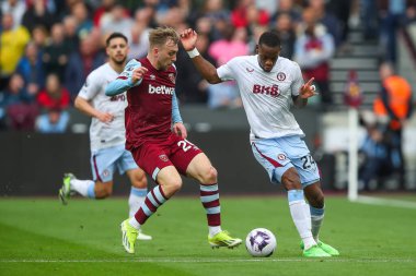 West Ham United takımından Jarrod Bowen, Premier League maçında Aston Villa 'dan Jhon Durn tarafından 17 Mart 2024' te Londra Stadyumu 'nda oynanan Aston Villa maçında yenildi.