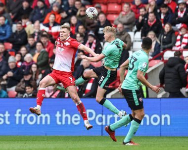 Barnsley 'den Sam Cosgrove ve Cheltenham Town' dan Andy Smith 16 Mart 202 'de Oakwell, Barnsley, Birleşik Krallık' ta oynanan Sky Bet League 1 karşılaşmasında top için mücadele etti.