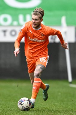 Blackpool 'dan Hayden Coulson, İngiltere' nin Wigan şehrinde 16 Mart 202 'de oynanan Wigan-Blackpool maçında topla bir çıkış yaptı.