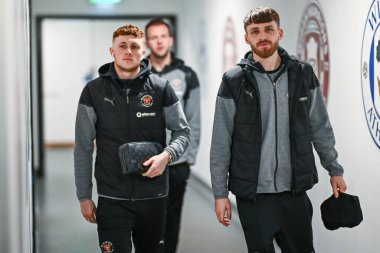 Blackpool 'dan Daniel Grimshaw ve Blackpool' dan Sonny Carey, 16 Mart 202 'de Wigan Atletizm ve Blackpool maçının önünde geldiler.